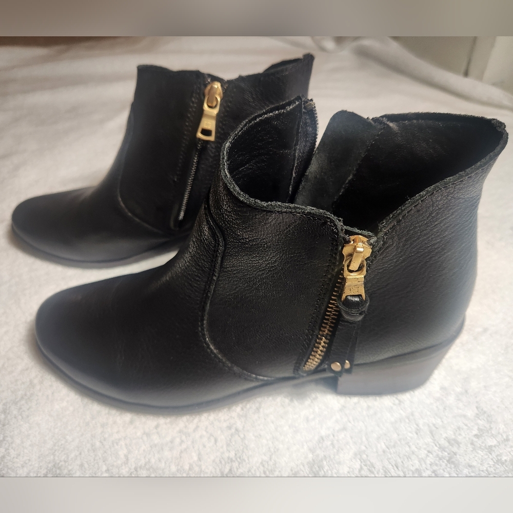 Black Leather Ankle Boots with Gold Side Zipper EUC